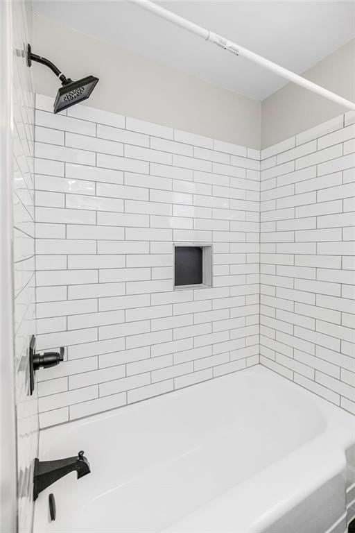 bathroom with tiled shower / bath combo