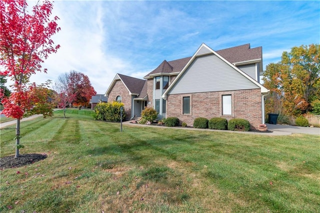 front facade featuring a front lawn