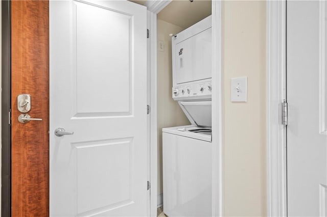 600 E Admiral Blvd Unit 704, Kansas City, MO 64106 - washroom featuring stacked washer and clothes dryer