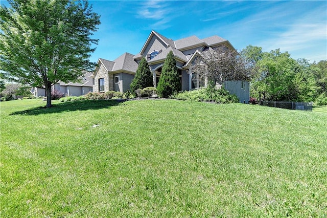 view of front facade featuring a front lawn