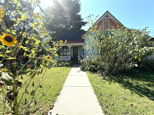 view of front of house featuring a front yard