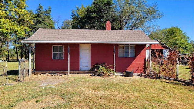 view of front of property featuring a front yard