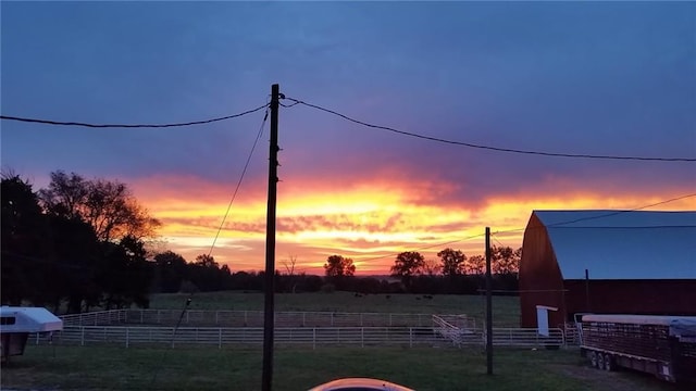 view of yard at dusk