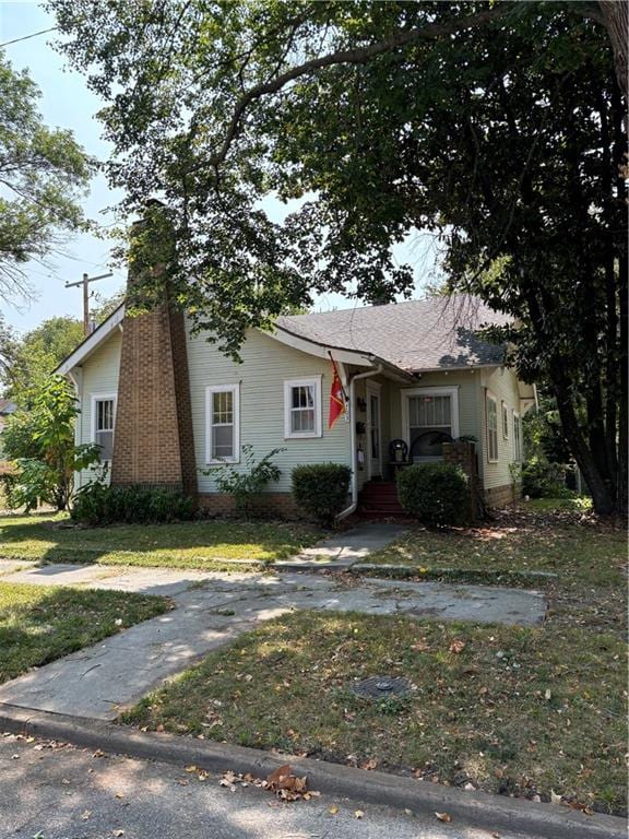 view of front of house featuring a front lawn