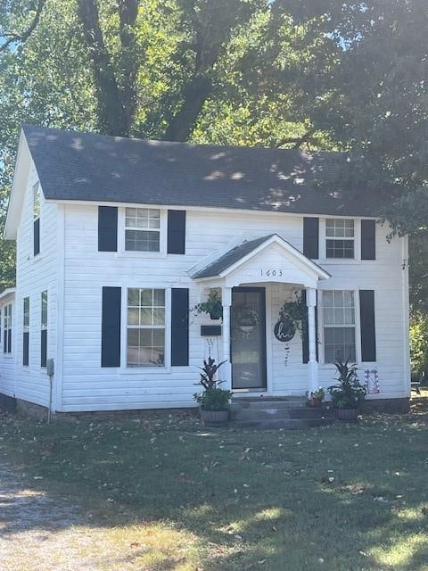 view of front facade featuring a front yard