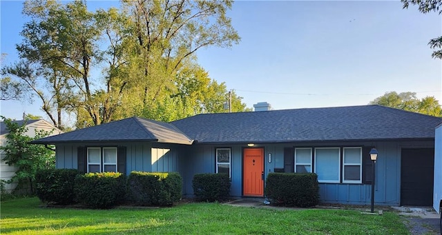 ranch-style house featuring a front yard