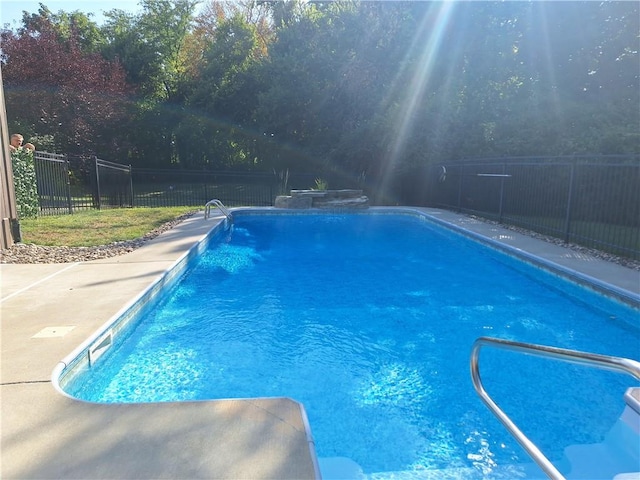 view of swimming pool