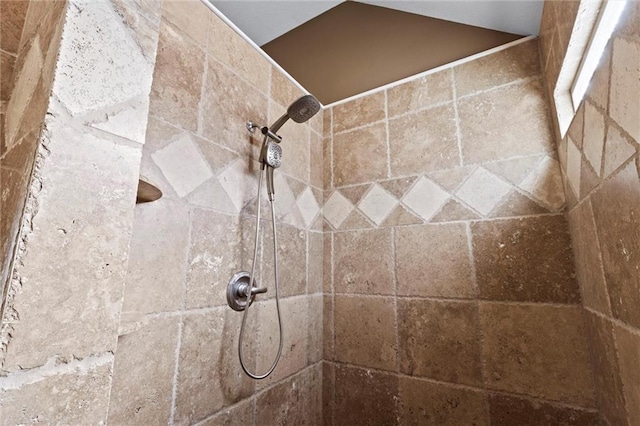 details featuring tiled shower