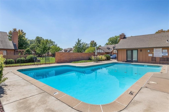 view of swimming pool