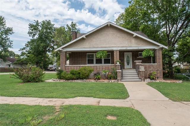 view of front of property featuring a front yard