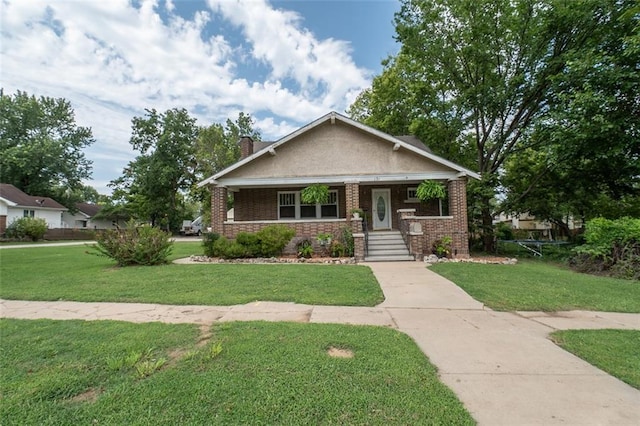 craftsman house featuring covered porch and a front lawn