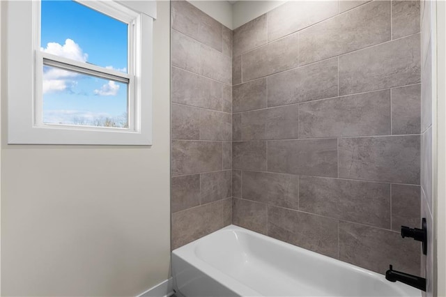 bathroom featuring tiled shower / bath combo