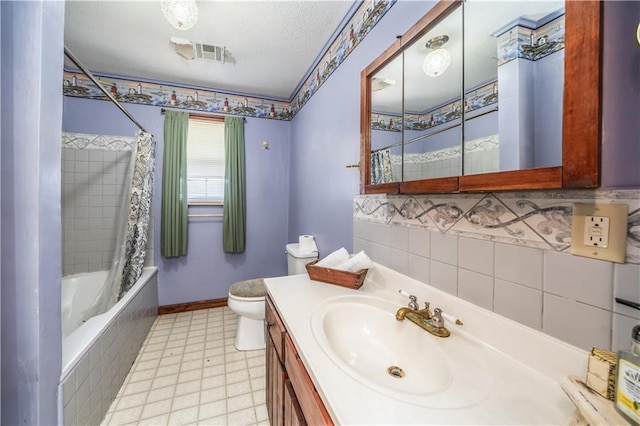 full bathroom featuring vanity, shower / bathtub combination with curtain, a textured ceiling, and toilet