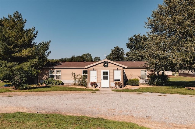 single story home featuring a front lawn