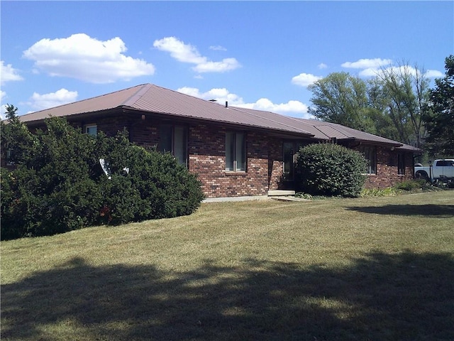 ranch-style home featuring a front lawn