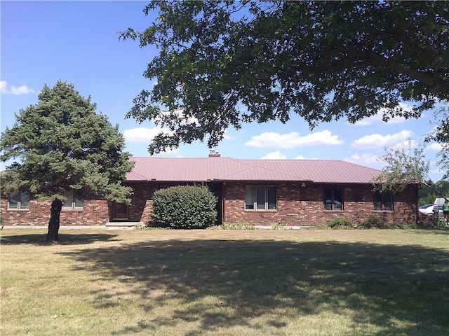 view of front of property featuring a front lawn