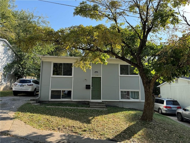 view of front of house featuring a front lawn