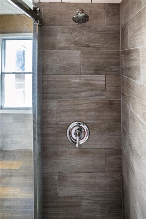 details with a tile shower