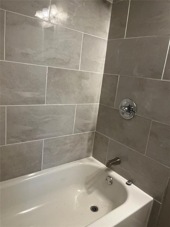 bathroom with tiled shower / bath combo