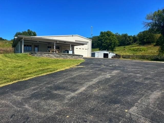 view of front of property with an outdoor structure