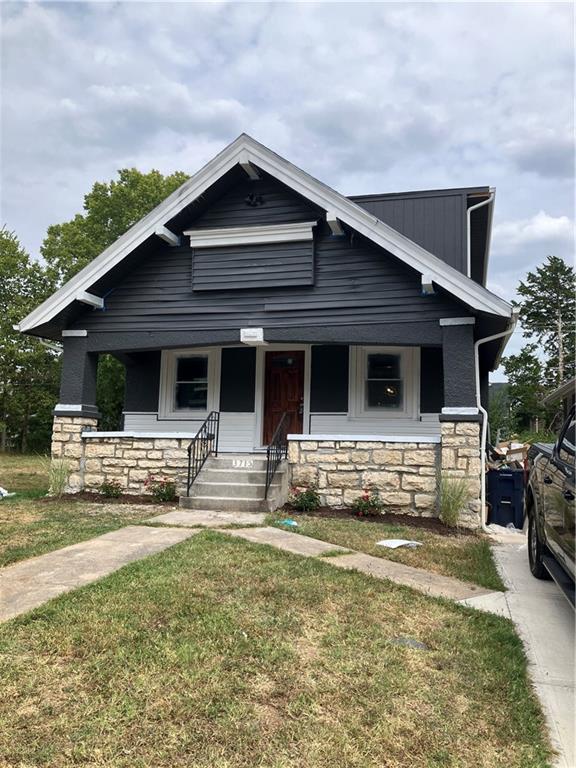 view of front of property featuring a front lawn and a porch