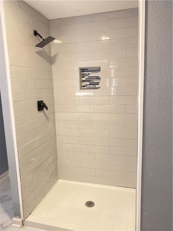 bathroom featuring a tile shower