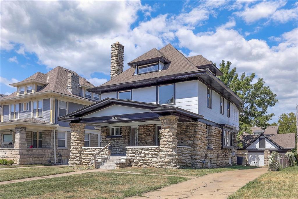 view of front facade featuring a front lawn and covered porch