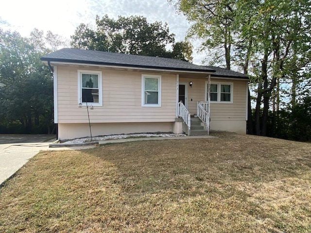 view of front of house featuring a front lawn