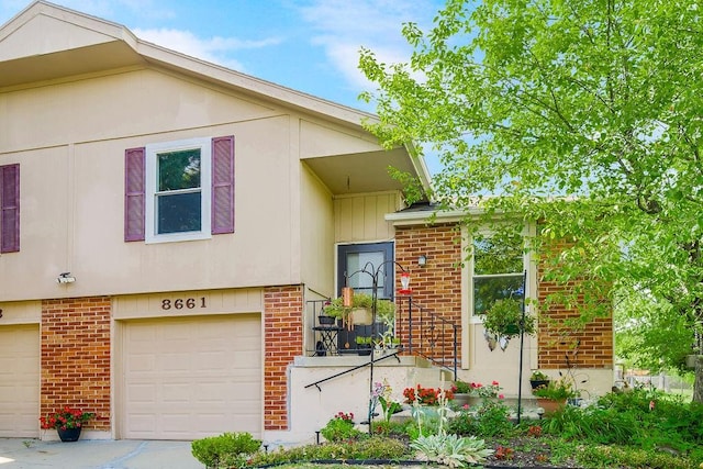 view of front of property featuring a garage