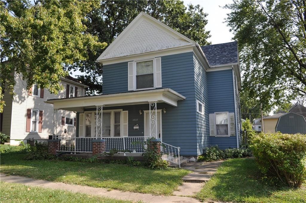 view of front facade with a front yard