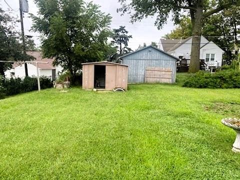 view of yard featuring a storage shed