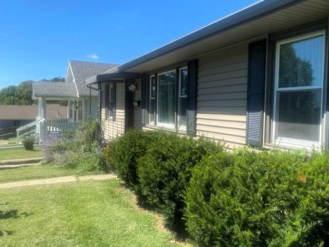 view of side of property featuring a lawn