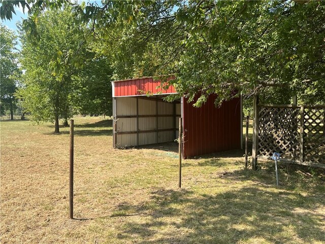 view of yard with an outdoor structure