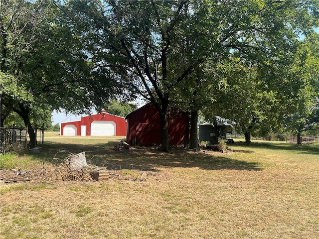 view of yard featuring an outbuilding