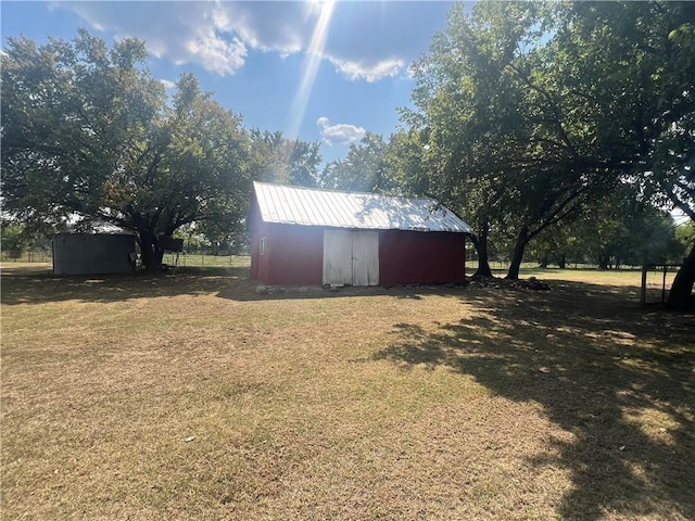 view of yard with an outdoor structure