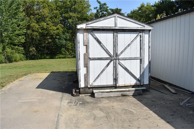 view of outbuilding with a lawn