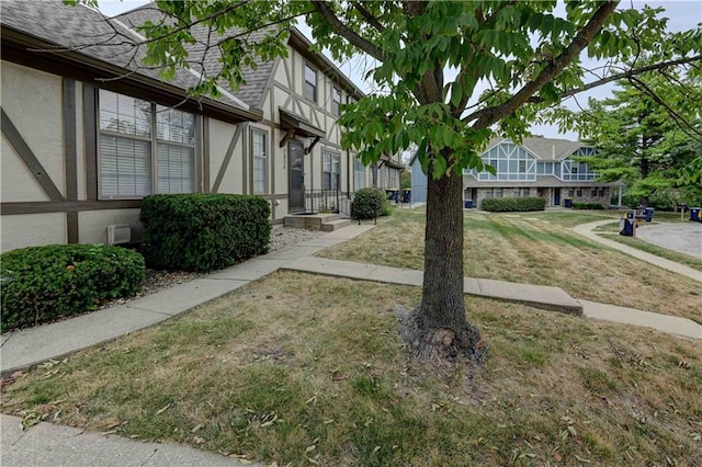 view of yard featuring a residential view