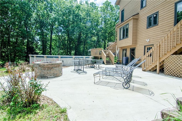 view of patio with a fire pit