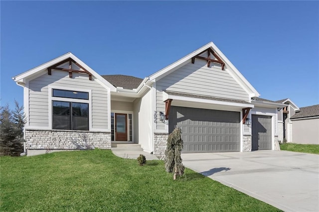 craftsman house featuring a garage and a front lawn