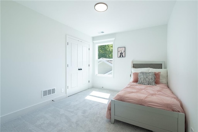 bedroom featuring carpet floors and a closet