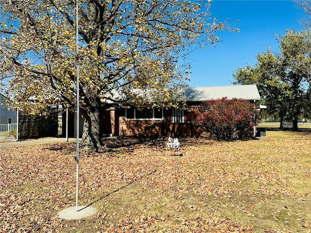 exterior space featuring a front lawn