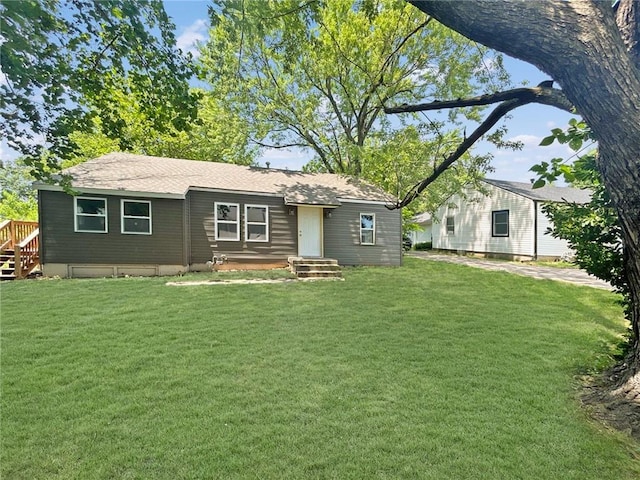 view of front of home featuring a front lawn