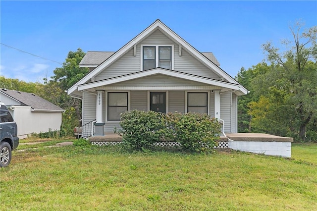 view of front of property featuring a front yard and covered porch