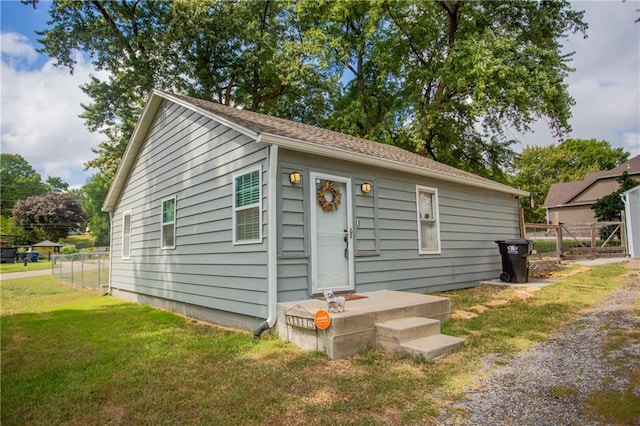 view of front of property with a front lawn