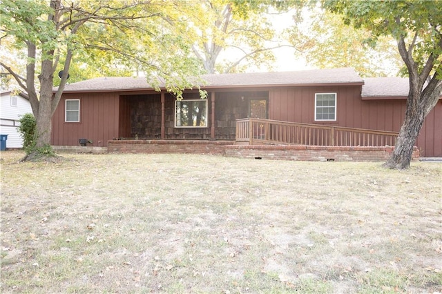 single story home featuring a front lawn