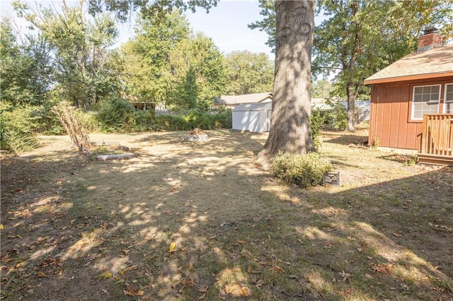 view of yard with a storage unit