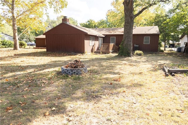 view of yard featuring an outdoor fire pit