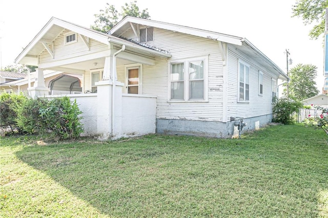 view of front of house with a front lawn