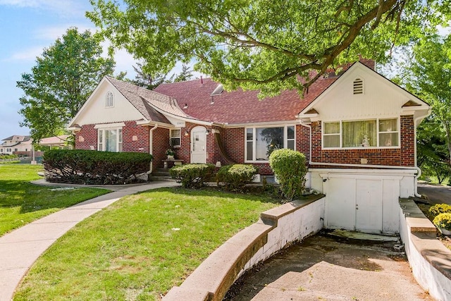 ranch-style house featuring a front lawn