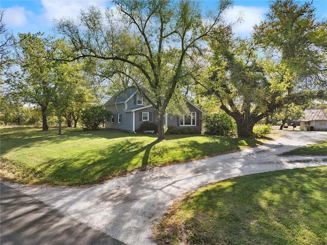 view of front of house featuring a front lawn